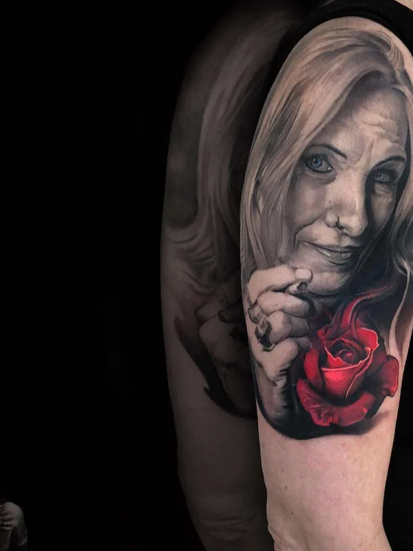female color realism tatouage sur upper arm #21287 | Artiste tatoueur Christos Zorbas