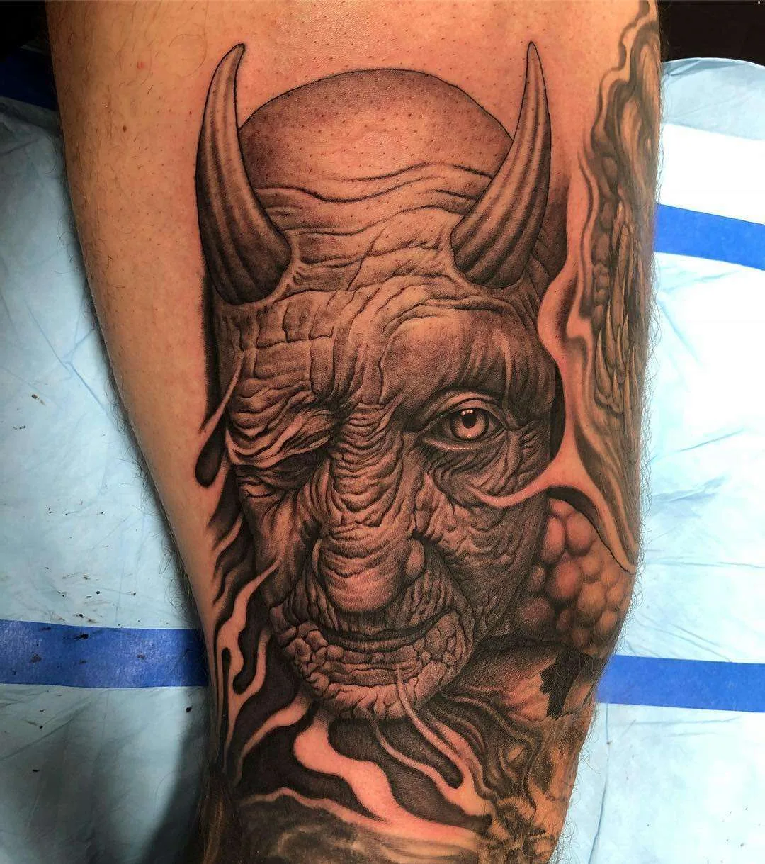 Artista de tatuagem e músico Bob Tyrrell, tatuagem realista preto e cinza | EUA