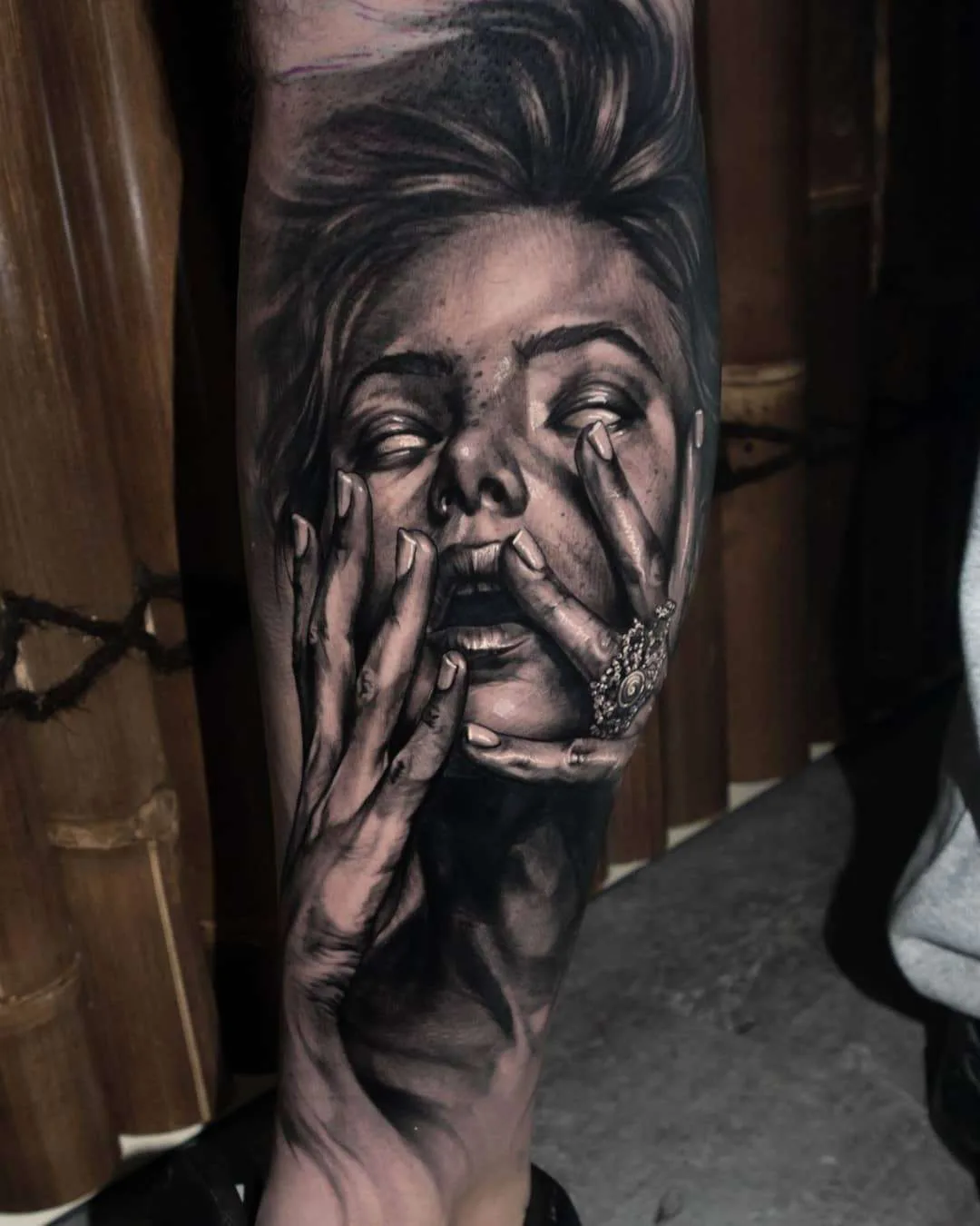 Tatuador Jayden Pengilly, cores e preto e cinza autores retrato realismo tatuagem, surrealismo | Austrália
