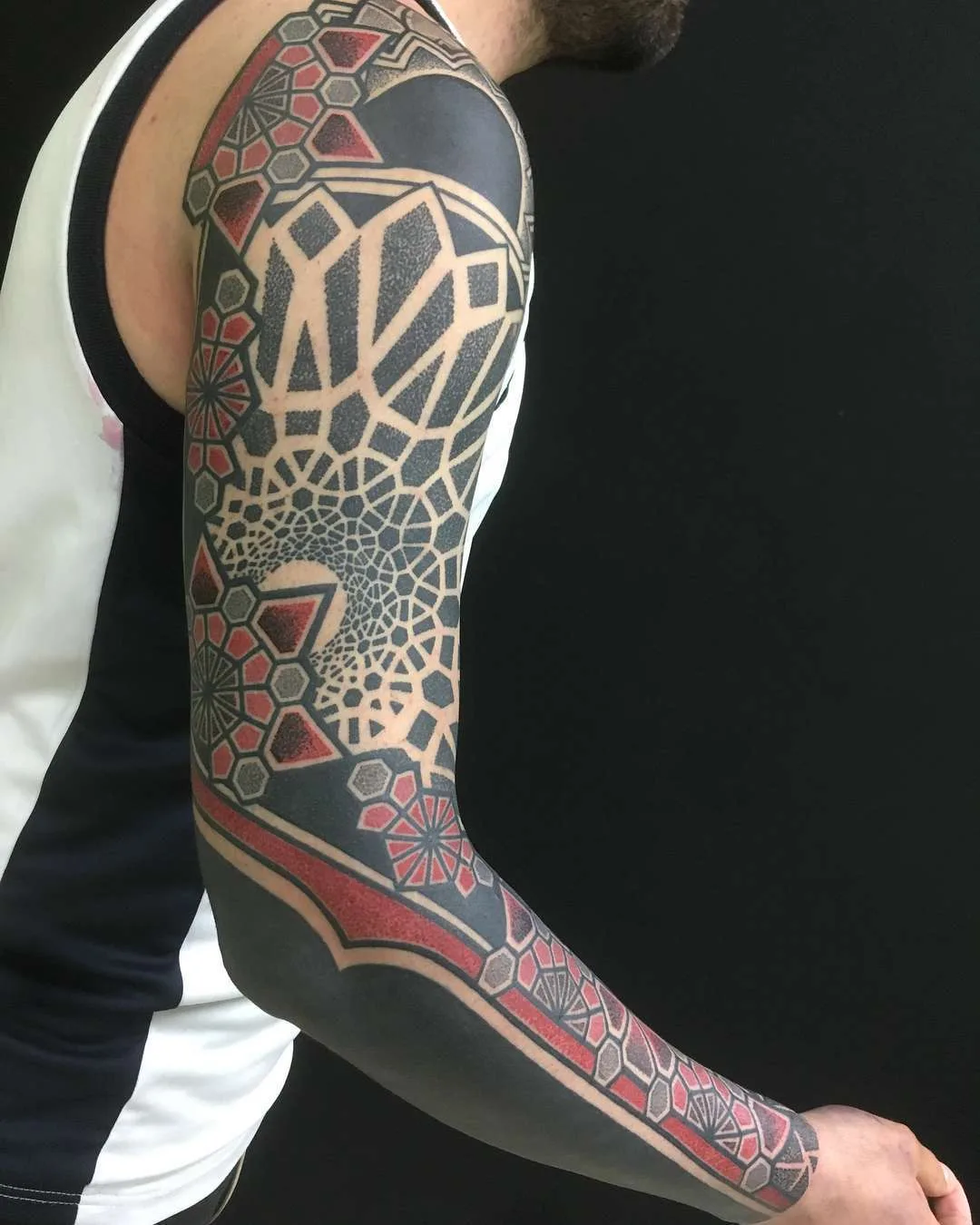 Artista de tatuagem Pierluigi Deliperi, estilo black authors de tatuagem ornamental | Itália