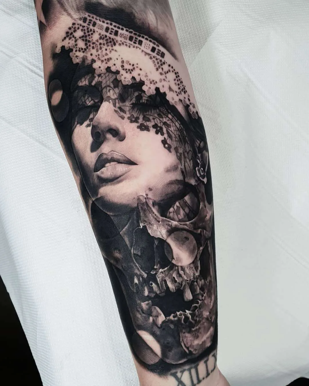Artista di tatuaggi Nick Imms, autore di ritratto in nero e grigio con realismo | Regno Unito