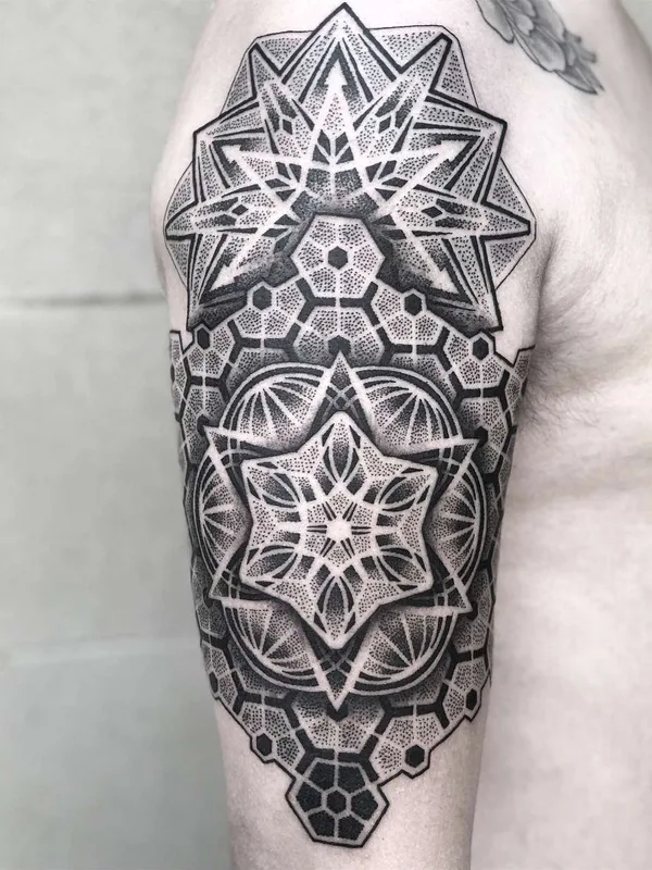 black and grey geometric Tatuagem em upper arm #21879 | Tatuador Caco Menegaz