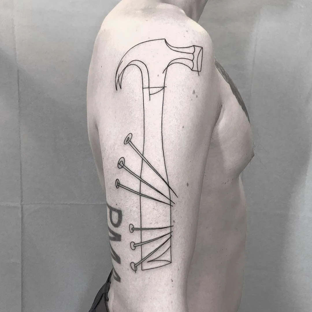 Tatuador Caleb Kilby, estilo abstract linework tatuagem | Reino Unido