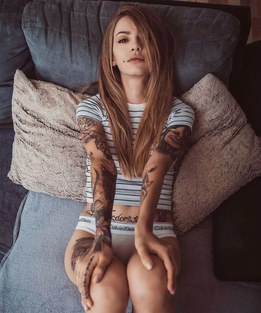 Modello tatuato Jackie Janzer, modello alternativo, ragazza tatuata | Austria