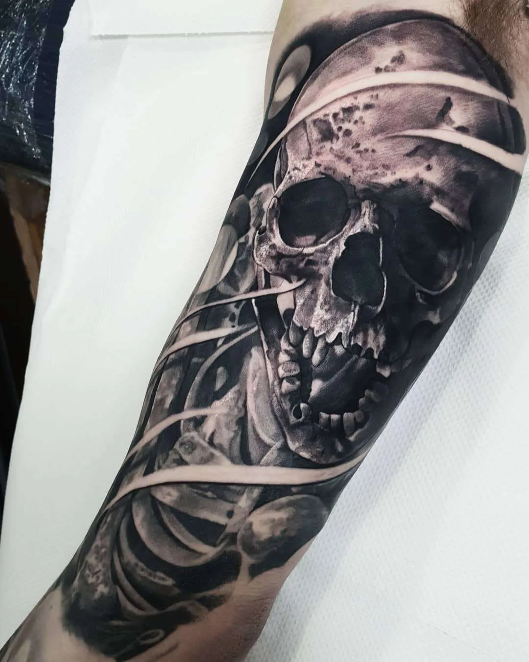 Artista di tatuaggi Nick Imms, autore di ritratto in nero e grigio con realismo | Regno Unito