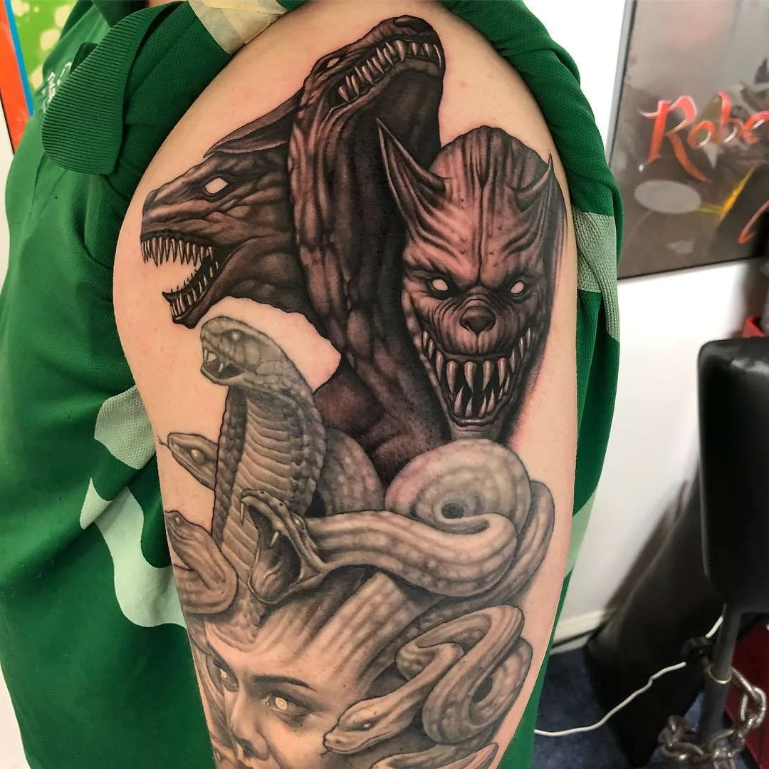 Artista de tatuagem e músico Bob Tyrrell, tatuagem realista preto e cinza | EUA