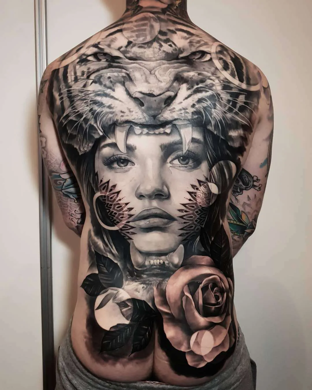 Artista de tatuagem Nick Imms, tatuagem de portrêito preto e cinza realista, surrealismo | Inglaterra