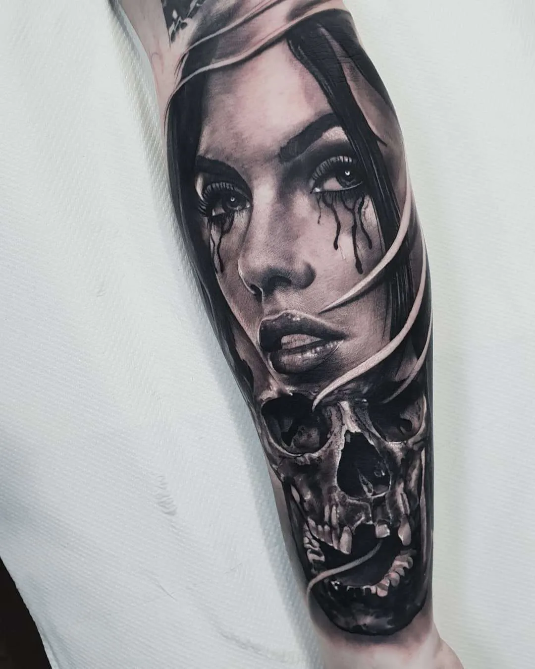 Artista de tatuagem Nick Imms, tatuagem de portrêito preto e cinza realista, surrealismo | Inglaterra
