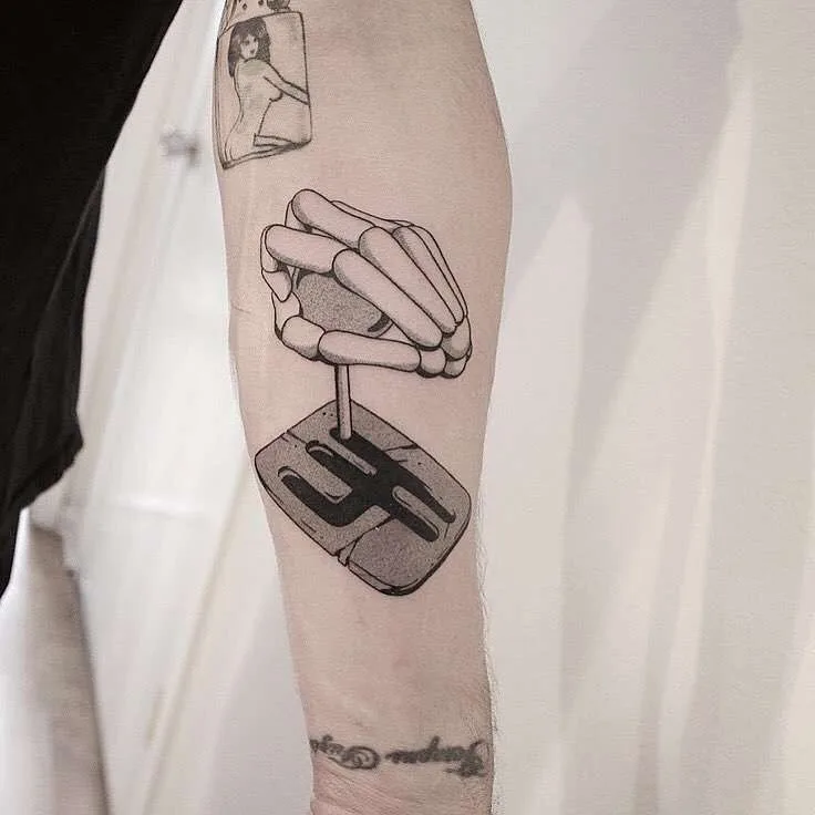 Artista del tatuaggio Brendon Welfare Dentist, stile blackwork a mano handpoke tatuaggio | Canada