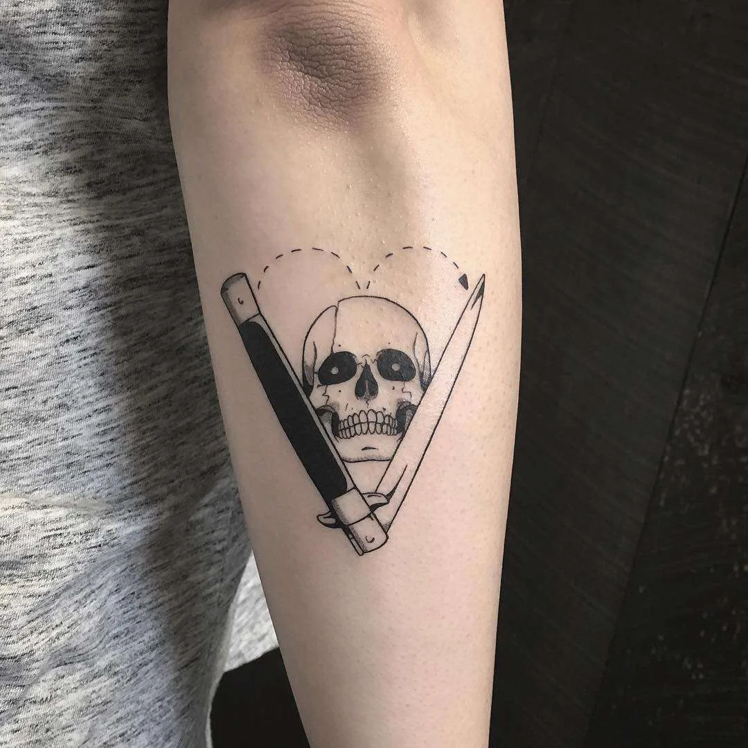 Artista del tatuaggio Brendon Welfare Dentist, stile blackwork a mano handpoke tatuaggio | Canada