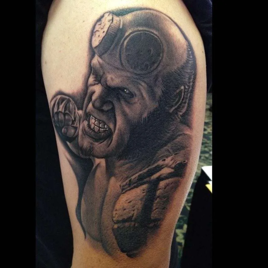 Artista de tatuagem e músico Bob Tyrrell, tatuagem realista preto e cinza | EUA