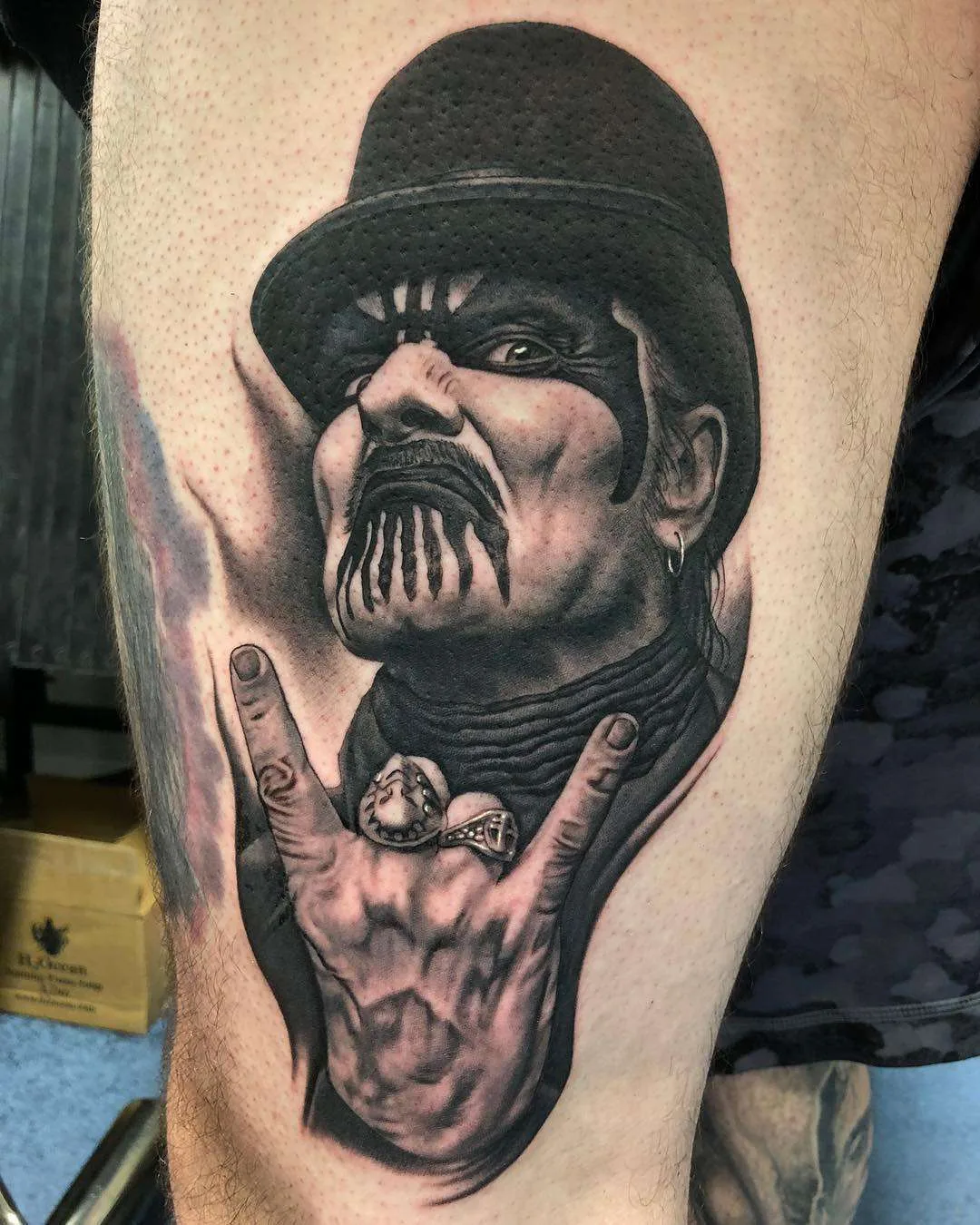 Artista de tatuagem e músico Bob Tyrrell, tatuagem realista preto e cinza | EUA