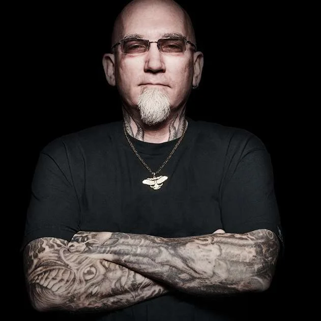 M&uacute;sico e artista de tatuagem Bob Tyrrell