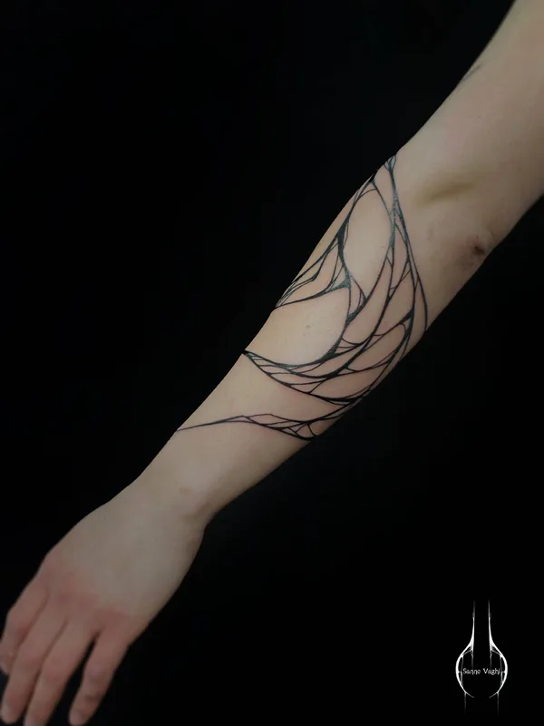 black linework 纹身 在 forearm #31053 | 纹身师 Sanne Vaghi