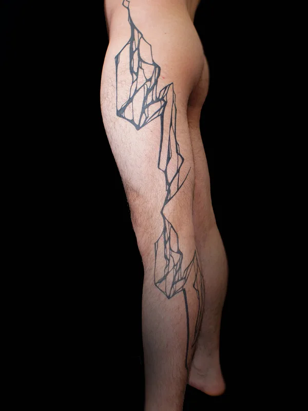 black linework 纹身 在 thigh #31055 | 纹身师 Sanne Vaghi