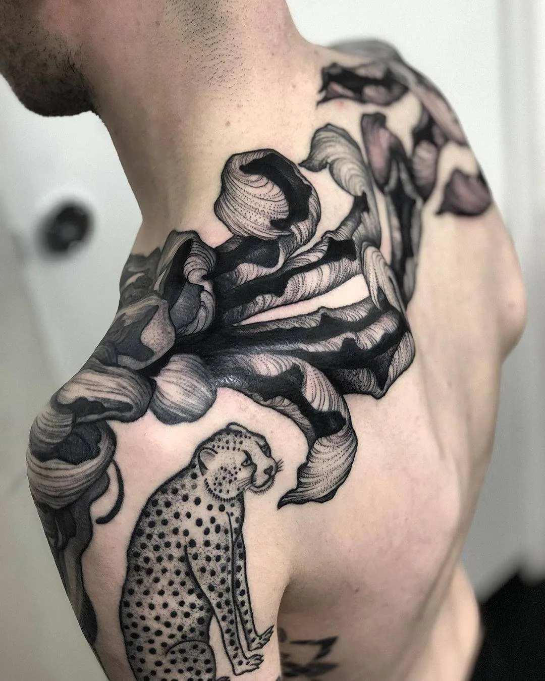 纹身艺术家凯莉·维奥莱特，黑色作者的纹身，鞭打阴影，黑工 | 伦敦，英国