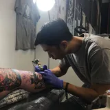 Aaron Olaguivel (Omom Tattoo)