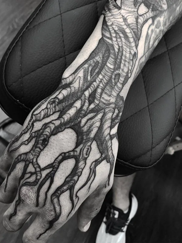 black blackwork Tatuaggio su back of hand #31446 | Tatuatore Planoc