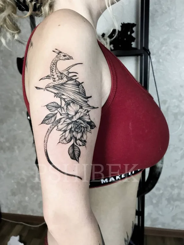female black and grey blackwork Tatuagem em upper arm #31531 | Tatuador Андрей Пшибек