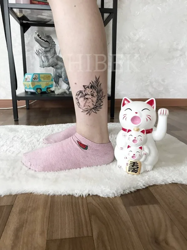 black and grey linework Tatuagem em shin #31533 | Tatuador Андрей Пшибек