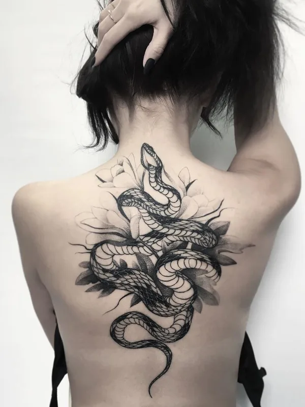female black and grey blackwork татуировка на upper back #36403 | Тату мастер Vladimir Pride