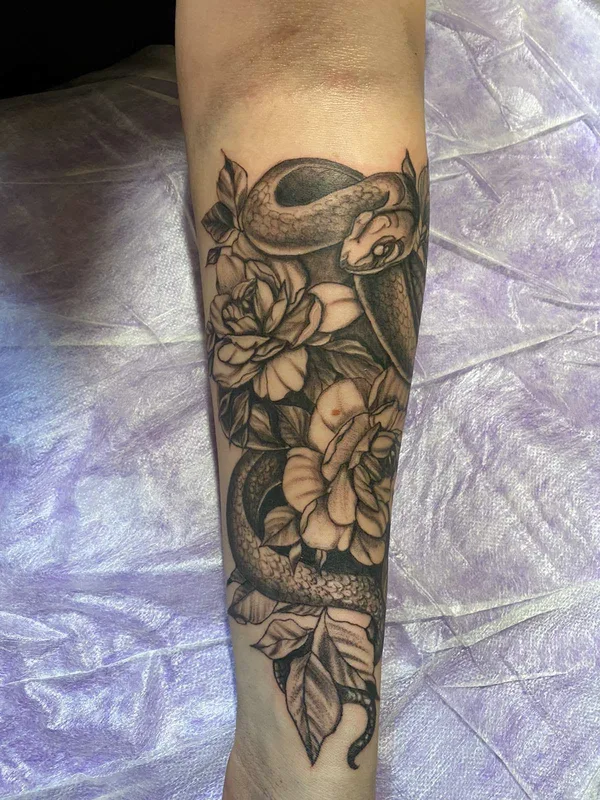 black and grey realism tatuaje en forearm #36576 | Tatuador Игорь Иванов