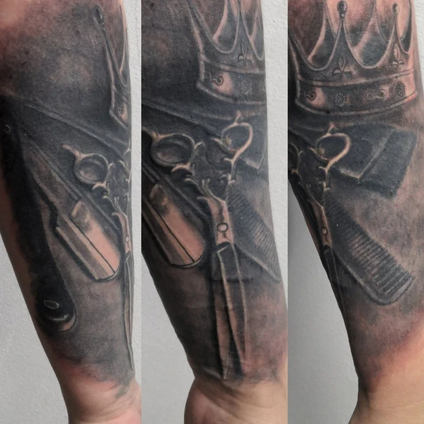 Чёрно-серая Scissors, Comb tattoo на Предплечье