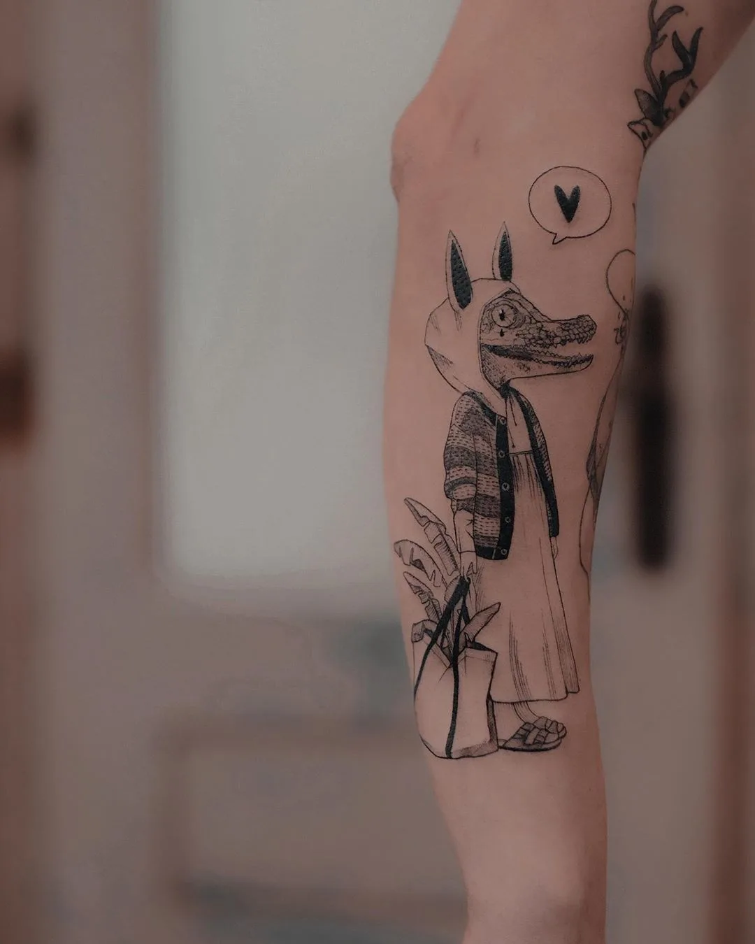 Black and grey graphic tattoo | Tattoo artist Serena Caponera | Rome, Italy
