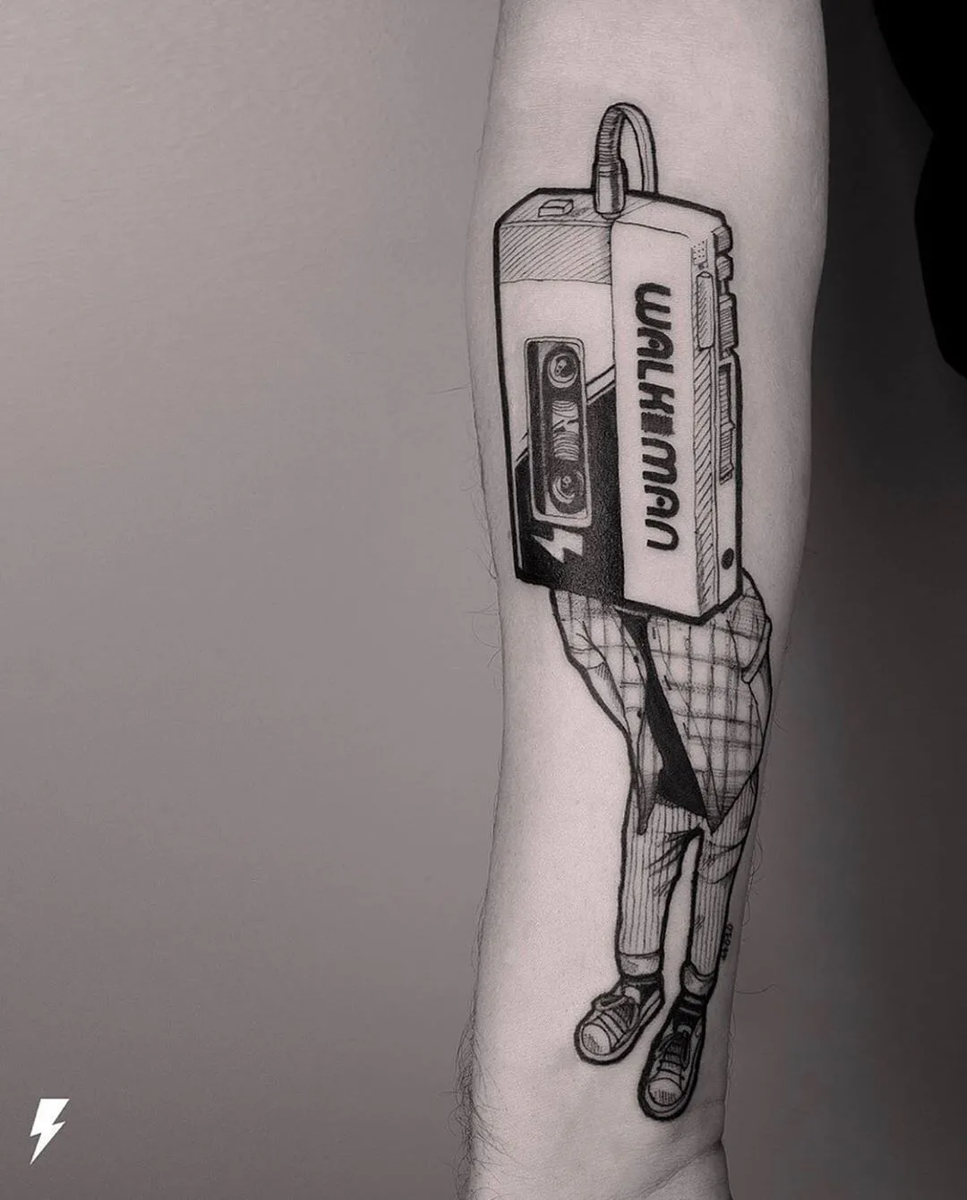 Black and grey graphic tattoo | Tattoo artist Serena Caponera | Rome, Italy
