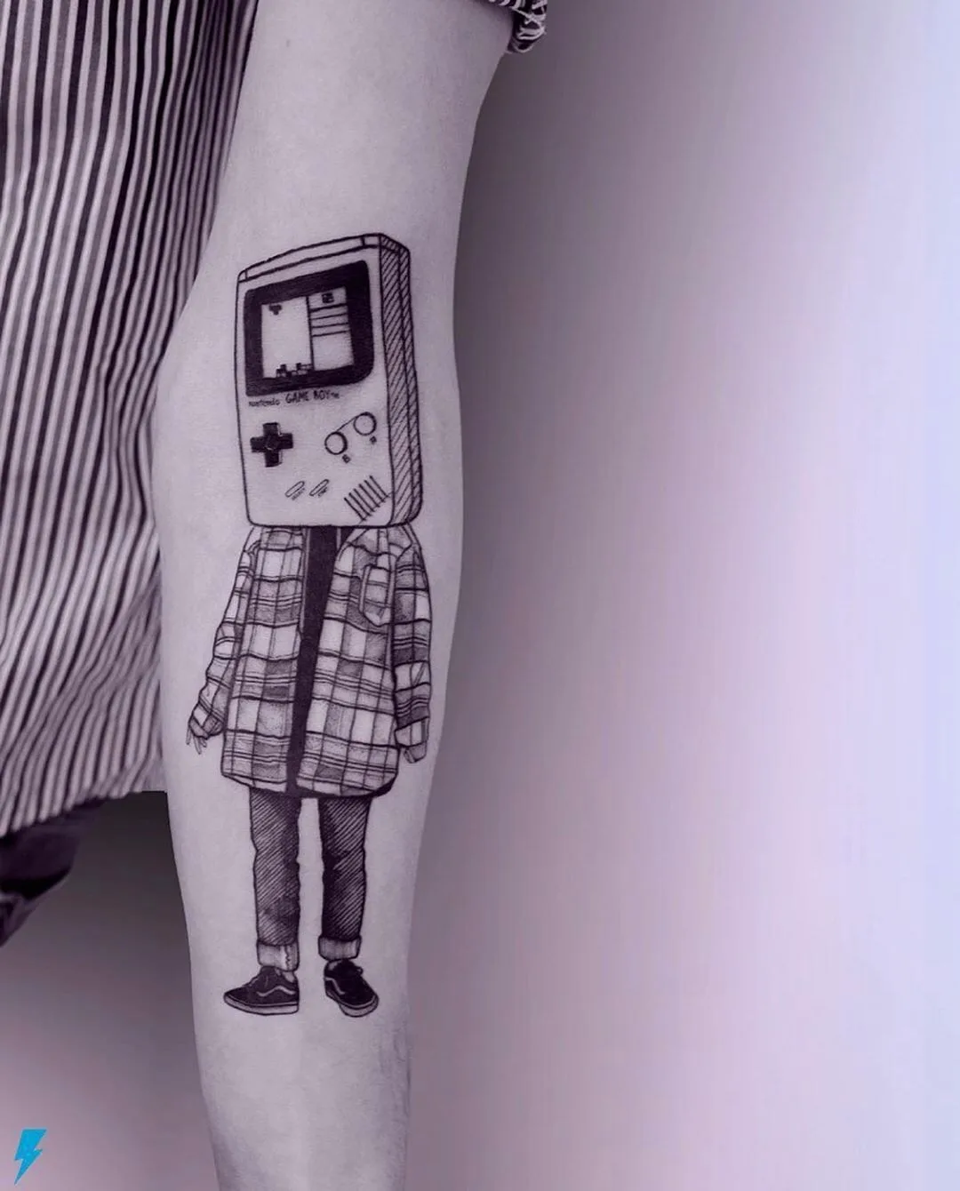 Black and grey graphic tattoo | Tattoo artist Serena Caponera | Rome, Italy