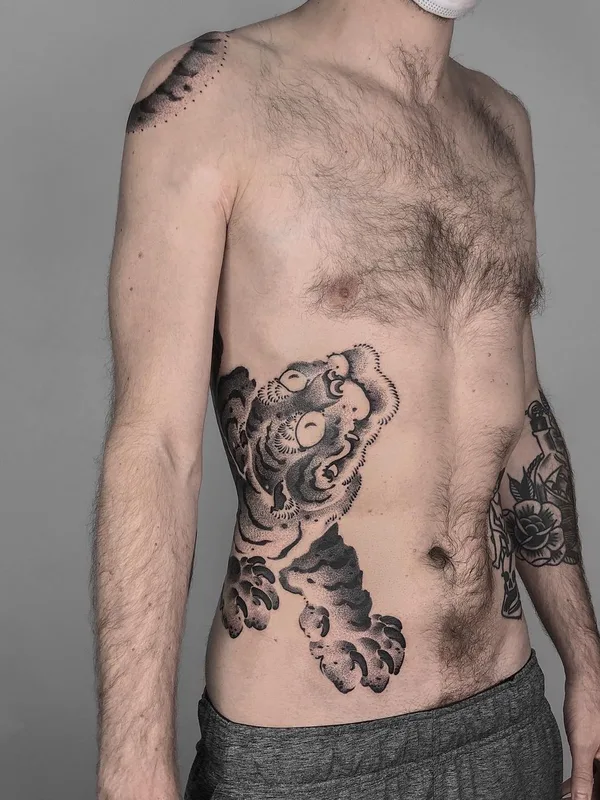 male black blackwork 纹身 在 ribcage #40470 | 纹身师 Михаил Козлов