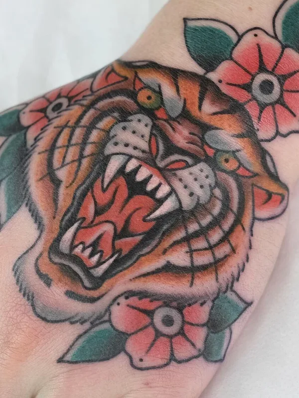 color traditional Tatuagem em back of hand #40636 | Tatuador ЕГОР ХИМЕНКОВ