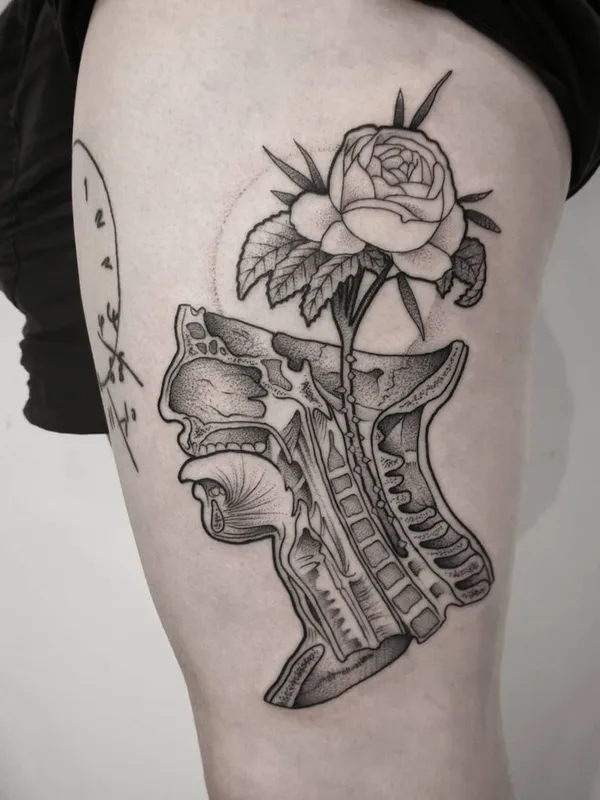 black and grey blackwork tattoo auf thigh #40910 | Tätowierer Matt Pettis