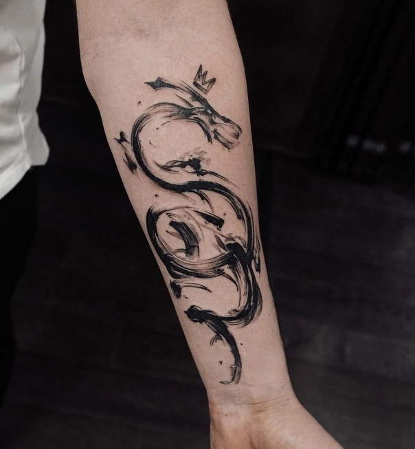 Абстрактная Dragon, Crown tattoo на Предплечье
