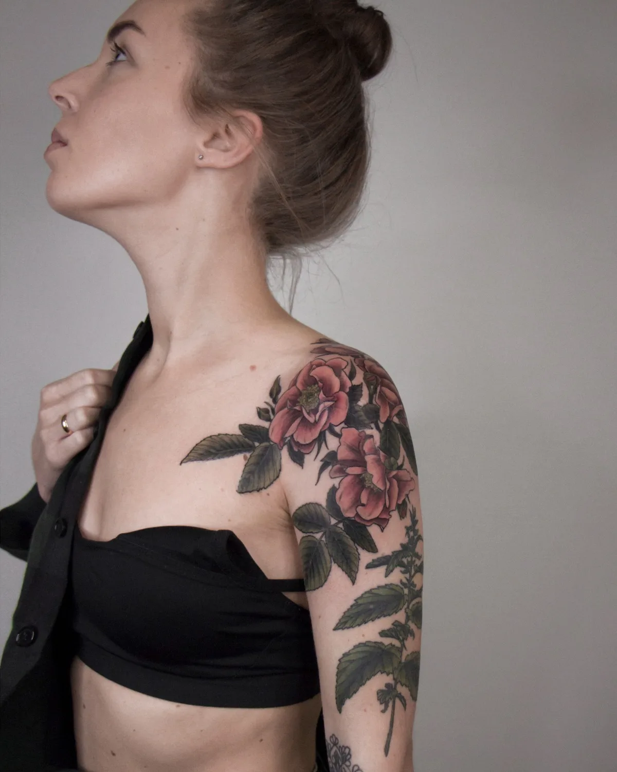 Tatuagem de flores no ombro em São Petersburgo