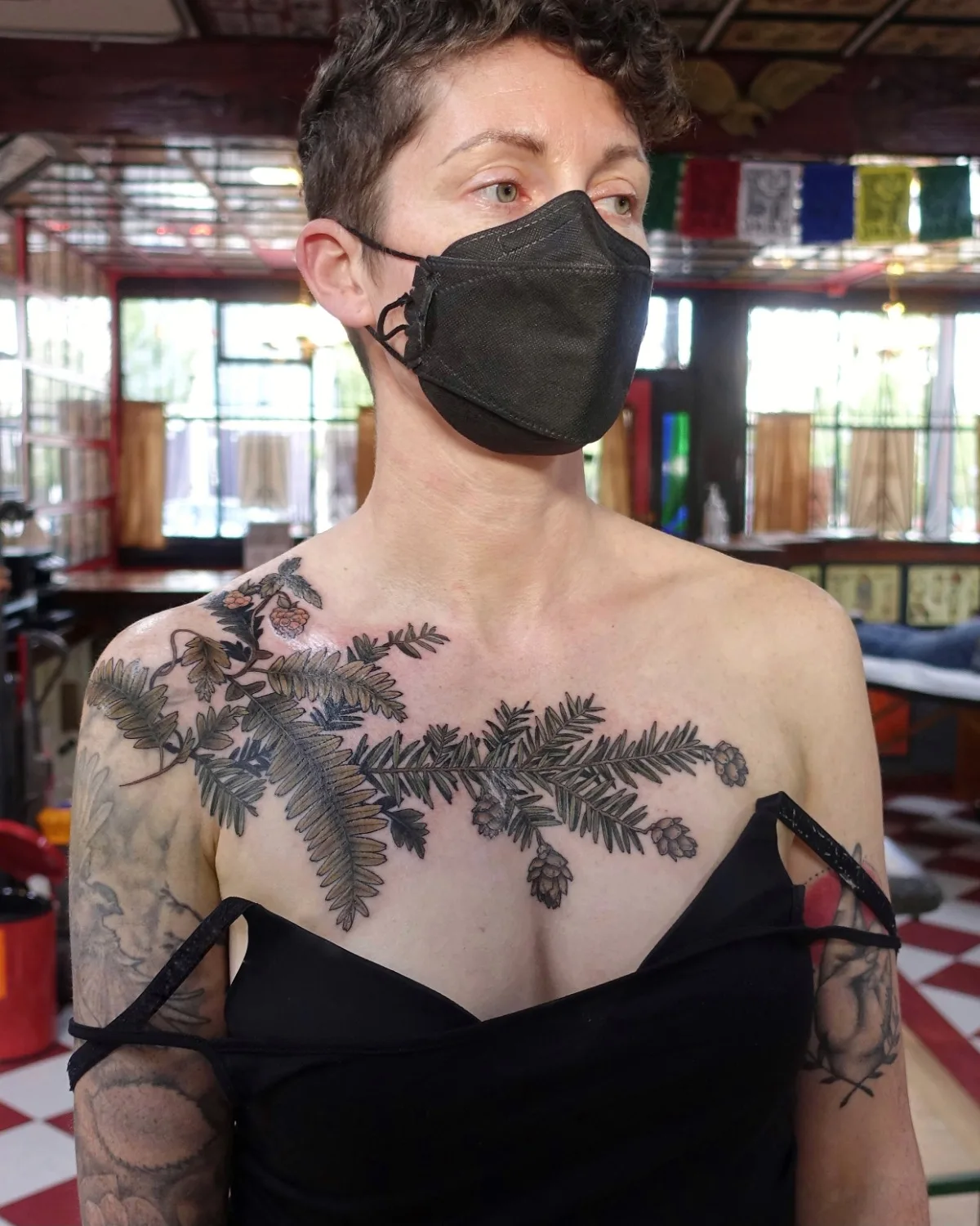 Galhos de abeto na barriga de tatuagem