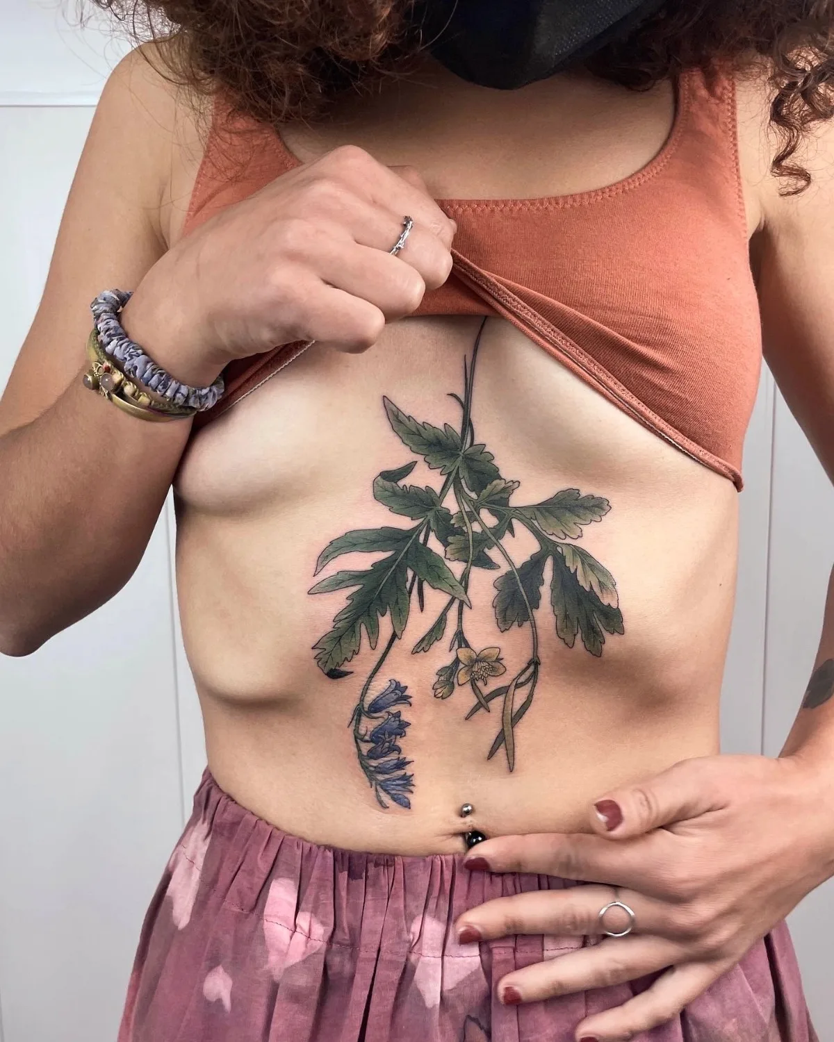 Tatuagem de flores coloquiais na barriga