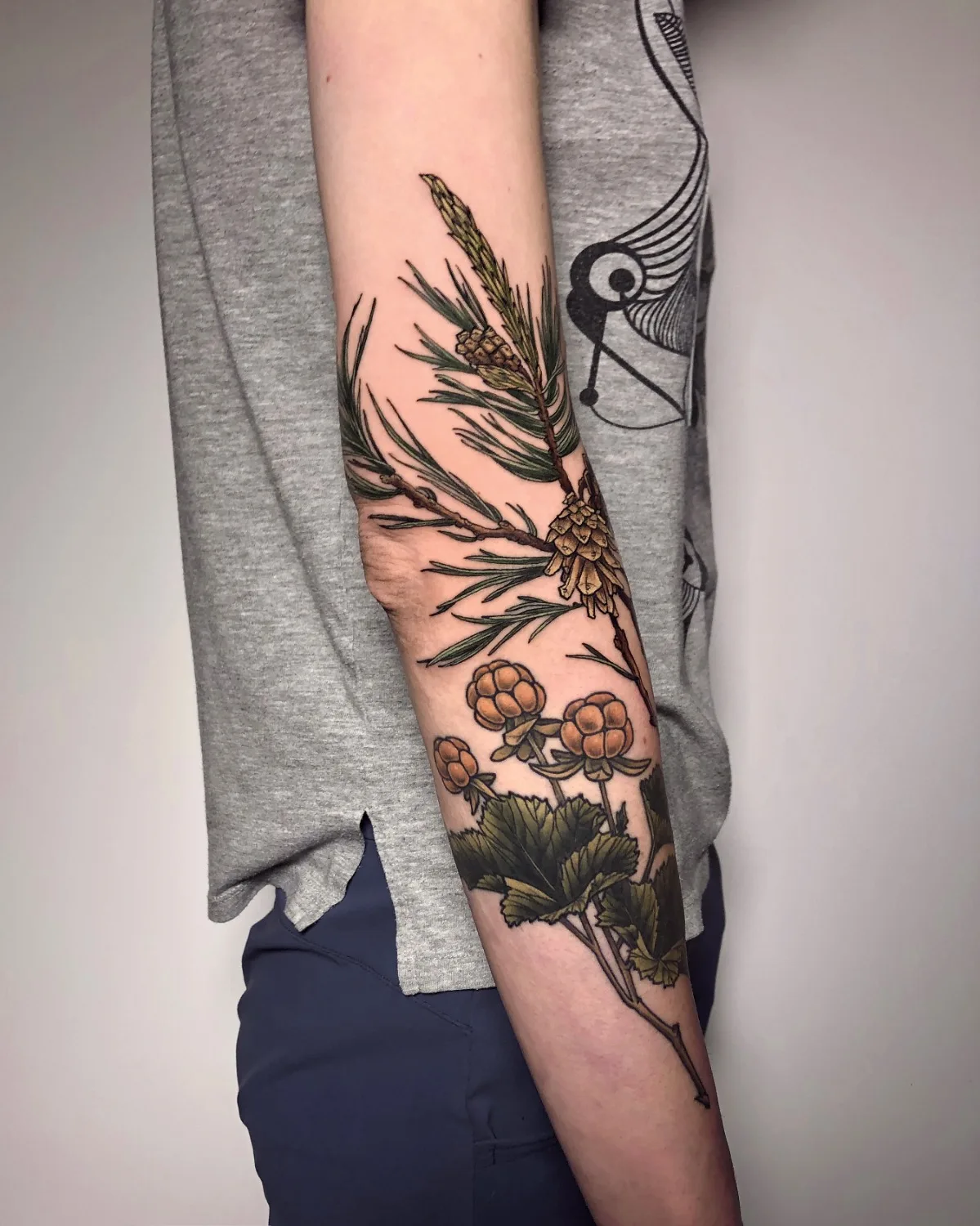Tatuagem com galhos na mão de Olga Nekrasova