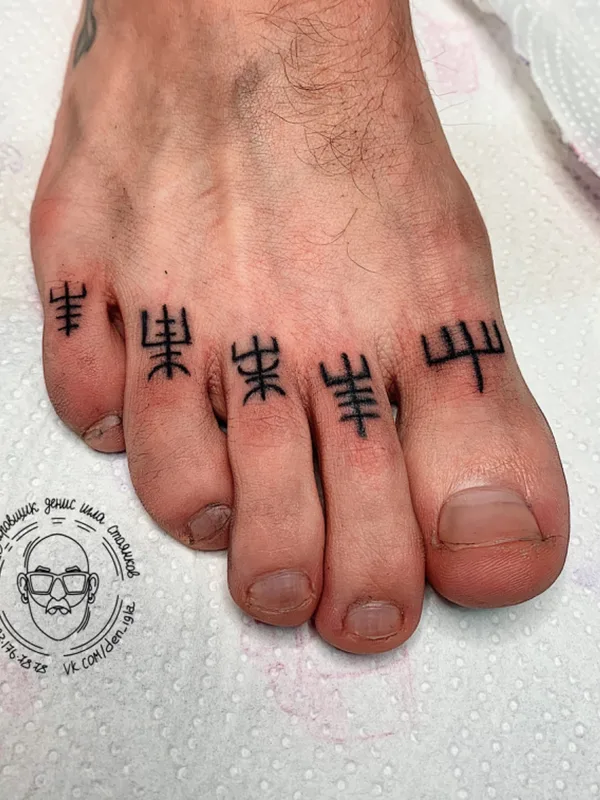 black linework tattoo auf toe #55304 | Tätowierer Денис Игла-Стоянков