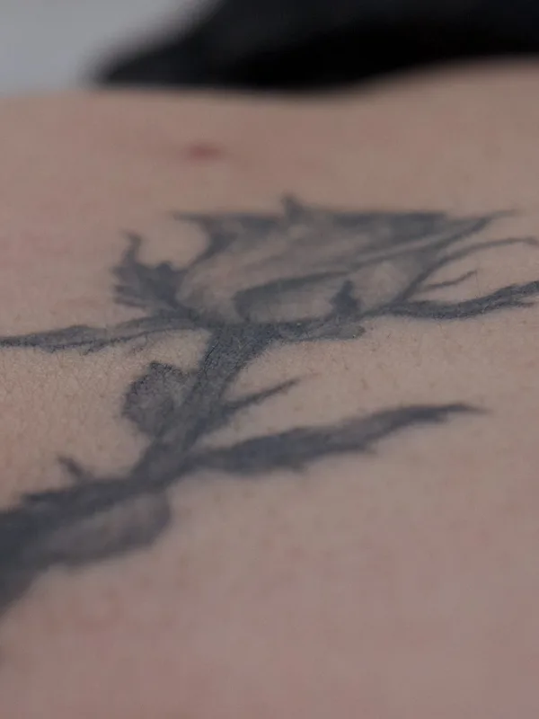 black and grey black and grey tatuaje en shoulder blade #55316 | Tatuador KSANFTATTOOIST | Ксанф Виктория