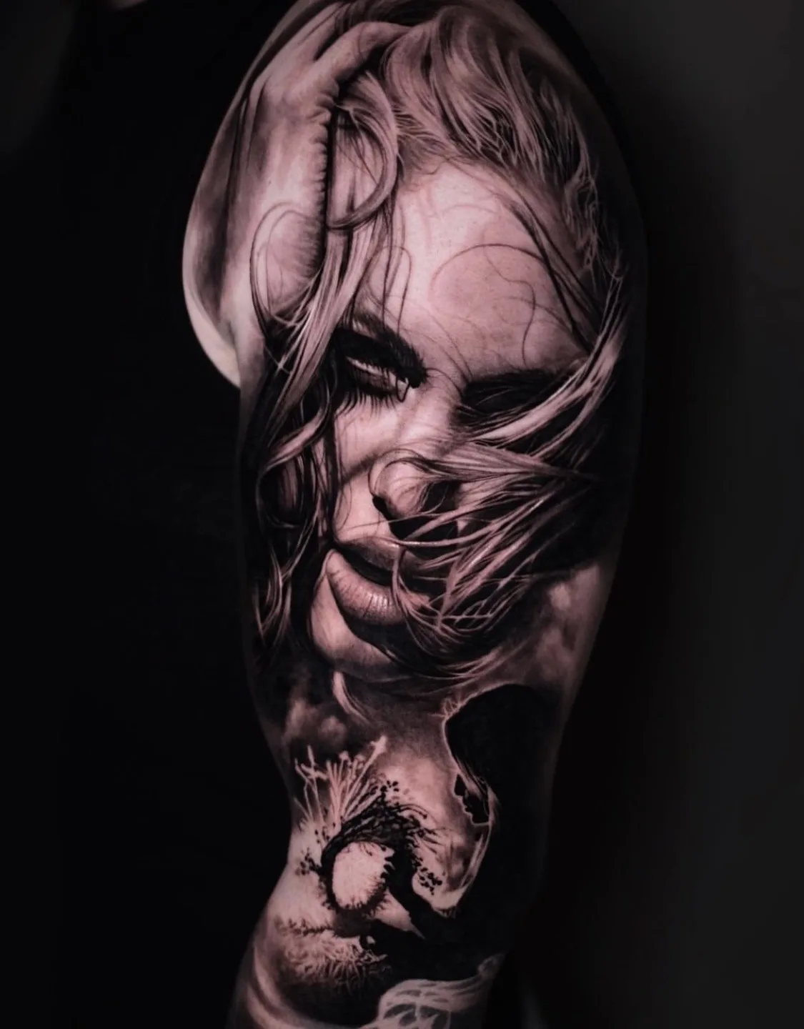 Realismo preto e cinza de tatuagem de retrato