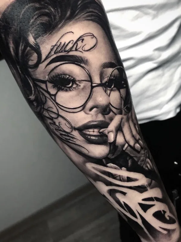 female black and grey realism tatuaje en forearm #55342 | Tatuador Антон Мартюшев