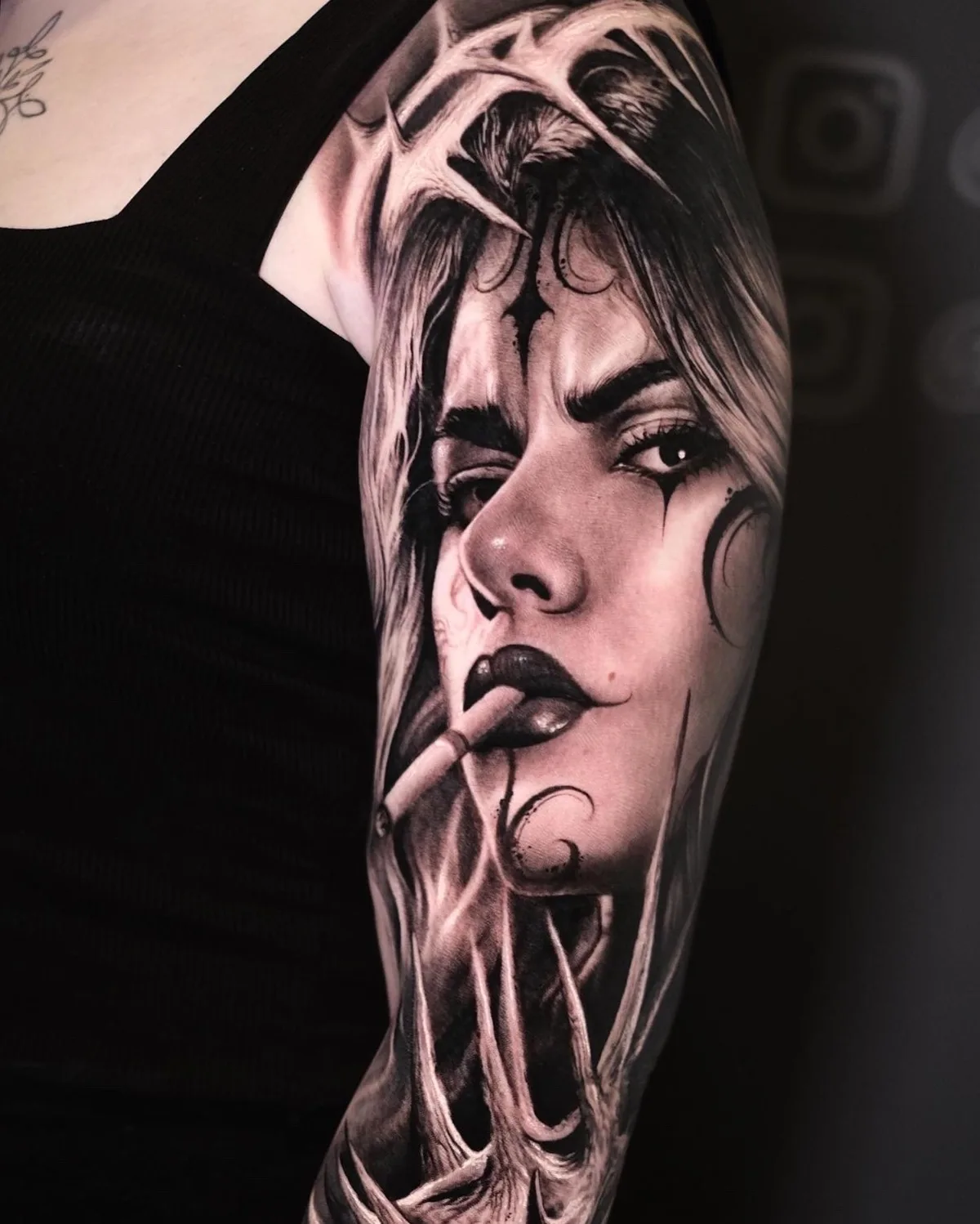 Realismo preto e cinza de tatuagem em manga