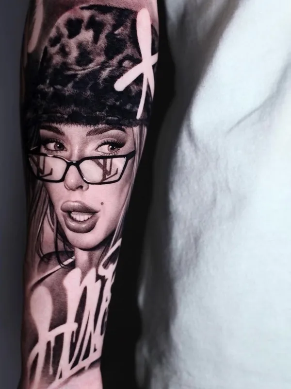 female black and grey realism tatuaje en forearm #55341 | Tatuador Антон Мартюшев