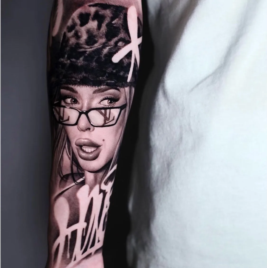 Tatuagem de garota sexy no braço em realismo