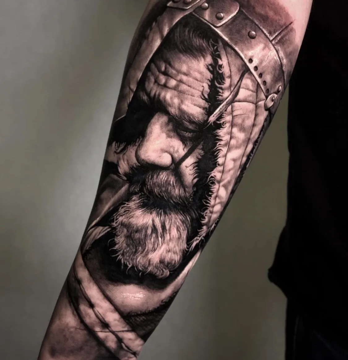 Retrato de homem em realismo preto e cinza de tatuagem