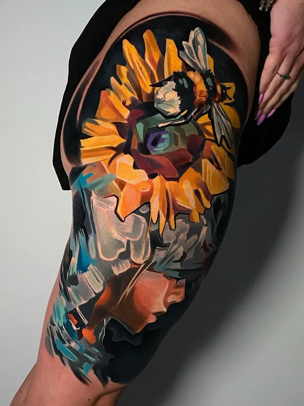 female color illustrative 纹身 在 thigh #55401 | 纹身师 Łukasz Plumbaum