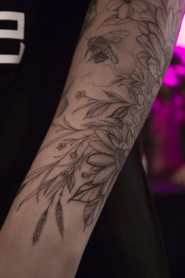 Лайнворк Bee, Flowers tattoo на Предплечье