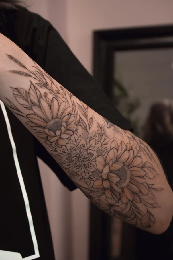 Ботаническая Flowers, Leaves tattoo на Предплечье