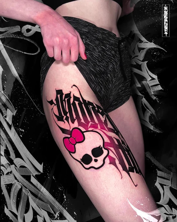 Леттеринг Skull, Bow tattoo на Бедро